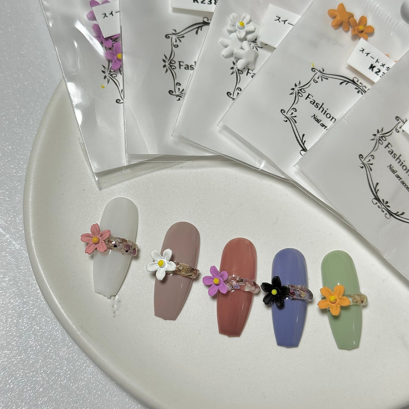 🐒ズボラママみっちゃんの高見えネイル💅 on LIPS 「スイートメタルフラワー可愛すぎて🤤こういう立体のお花とか使うの..」(1枚目)