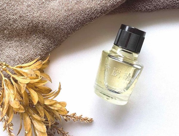 椿油の《11通りの使い方》を解説!髪、顔、全身に使えるマルチなおすすめ椿油3選