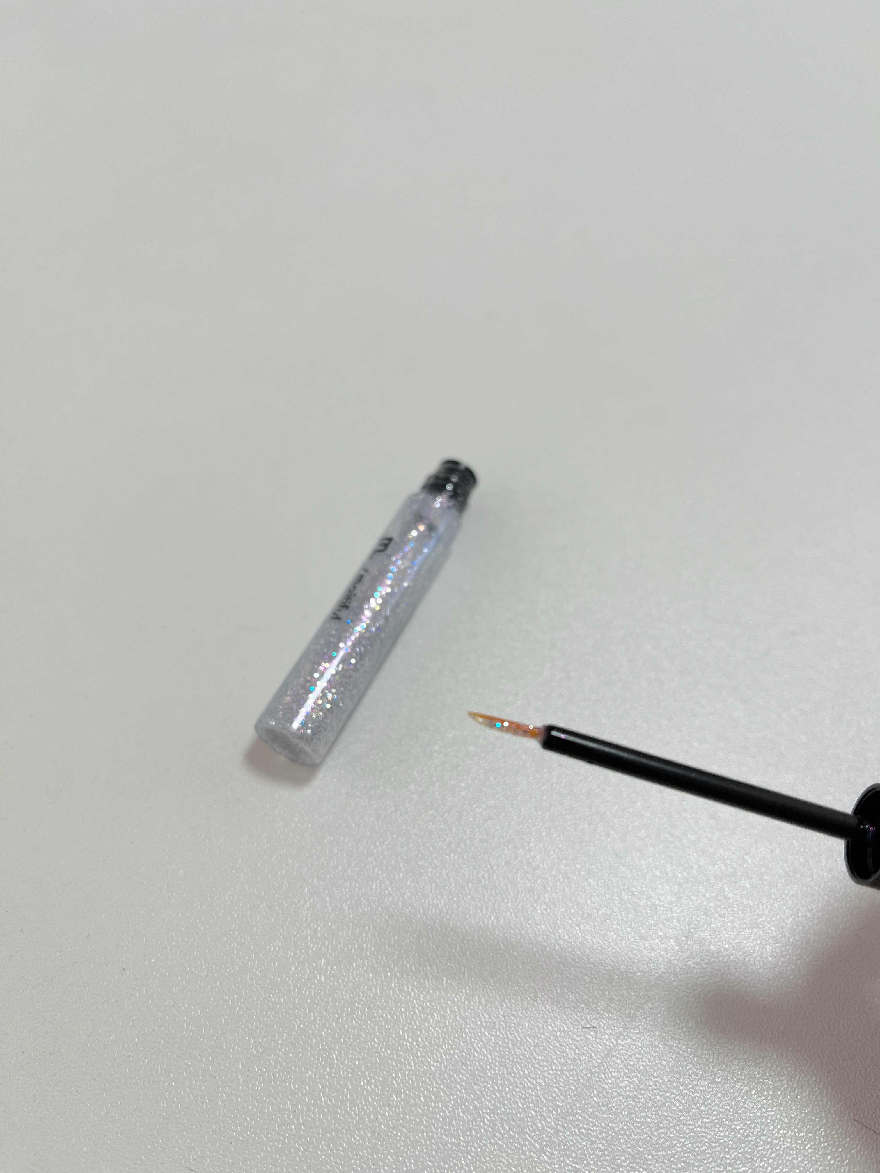 DAISO グリッターライナー(MFLリキッドアイシャドウ)のクチコミ「
#MFLリキッドアイシャドウ
#シルバーブルー

　　┈┈┈┈┈┈┈ ❁ ❁ ❁ ┈┈┈┈┈.....」（2枚目）