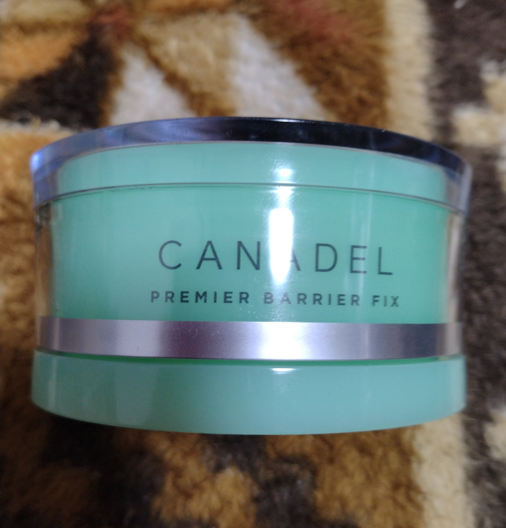 CANADEL　プレミアバリアフィックス

CANADELのグリーン、プレミアバリアフィックスを
最近使い始めました。
ピンクはかなりしっとりタイプなので、暑くなる季節や
花粉などの肌バリヤ効果のあるこちらに変更。
塗り心地も丁度、私にはい
