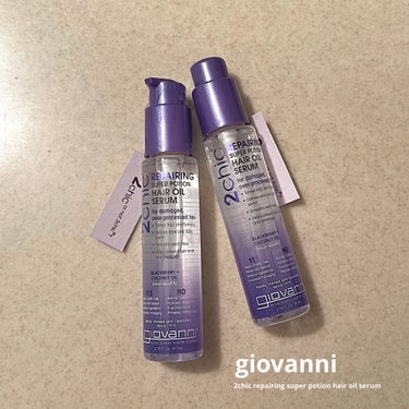 giovanni
ジョヴァンニ 2chic ダメージ ヘアセラム（81ml）¥3190

オーガニック植物成分をはじめ、ハーブエキスを配合した髪の美容液。
ツヤがなく、ほつれた髪を瞬時になめらかに。
ダメージを補修しながら、ツヤを与える洗い流さない髪の美容液。有機ココナッツオイルとブラックベリーエキスのデュアルコンプレックスが髪の芯まで浸透。髪表面をコートしダメージの原因から髪を守り、枝毛や切れ毛を防ぎます。

Point.1
瞬時に髪の質感を整える
質感をしなやかに整え、見違えるほどのツヤのあるシルキーな美しい髪へ

Point.2
濡れた髪、乾いた髪の両方に使える
サラッと軽く、ベタつかないテクスチャーが特徴です。

Point.3
熱からの保護や枝毛切れ毛予防にも◎
ドライヤーの熱や紫外線からも髪を守ります。

使い方
手にさくらんぼ粒大を取り、タオルドライした濡れた髪全体になじませてください。
なじませた後、ドライヤーで髪を伸ばすようにブローしてください。

✼••┈┈••✼••┈┈••✼••┈┈••✼••┈┈••✼
こちらの商品はgiovanniの中でもハイダメージ用のヘアセラム🙌🏻
もう5本目の超リピートヘアケア商品です💆🏻‍♀️
ここ6年ほどハイトーンを続け、定期的にブリーチをしているので私の髪は相当傷んでいるけど、この商品に出会えたおかげでパサつきのないまとまった髪になりました😭⚡️⚡️
テクスチャーはちょっともったりめのオイルだけどタオルドライした髪の毛に付けて乾かすとオイル感は無くなります！✨️

ヘアカラーを続けている方、ハイダメージの髪の毛をお持ちの方におすすめです🤝🏻🤍🤍

私はQoo10で購入していますが、コスメキッチンでも購入可能です♡

#giovanni #ジョヴァンニ #ジョバンニ #ヘアセラム #ヘアケア #ヘアオイル #コスメキッチン #Qoo10 #Qoo10購入品 #qoo10 #メガ割 #購入品 #qoo10メガ割 #トリートメントオイル #ヘアケア用品 #ヘアケアグッズ #biople #giovannicosmetics #オーガニックヘアケアの画像 その0