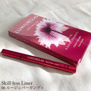 - ̗̀ ♡ ̖́-

#購入品紹介
LUMIURGLAS  Skill-less Liner
06 ルージュバーガンディ

┈┈┈┈┈┈┈┈┈┈┈┈┈┈┈┈┈┈┈┈┈┈┈┈

前に終売になるってときに買い損ねて
めちゃめちゃ後悔したルージュバーガンディ
今回はちゃんと買ってきました！！😤

しっかり深みのある名前の通りなバーガンディ。
重ね塗りすると結構濃いめに色が出そうな感じ！
パケが赤いのでもうちょっと赤いかな？と
勝手に思ってました🤣ww

秋冬に良さそうなカラーかなと思いますが
私はたぶん夏に使うな、うん。
THE オレンジが苦手な私は
夏は赤みのあるオレンジやブラウンを使うことが多いので
そういうときにはこんな感じの
赤みのあるアイライナーをよく使います👌

描き心地はもう毎度のことながら
言うことなしの好みドンピシャなので割愛🤣💓

#lumiurglas #ルミアグラス #スキルレスライナー #スキルレスライナー06 #ルージュバーガンディ #アイライナー #リキッドアイライナー #カラーアイライナー #コスメ購入品 #スウォッチ #コスメレビュー #コスメ好き #コスメ好きさんと繋がりたい #コスメ好きな人と繋がりたい #ブルベ冬の画像 その0