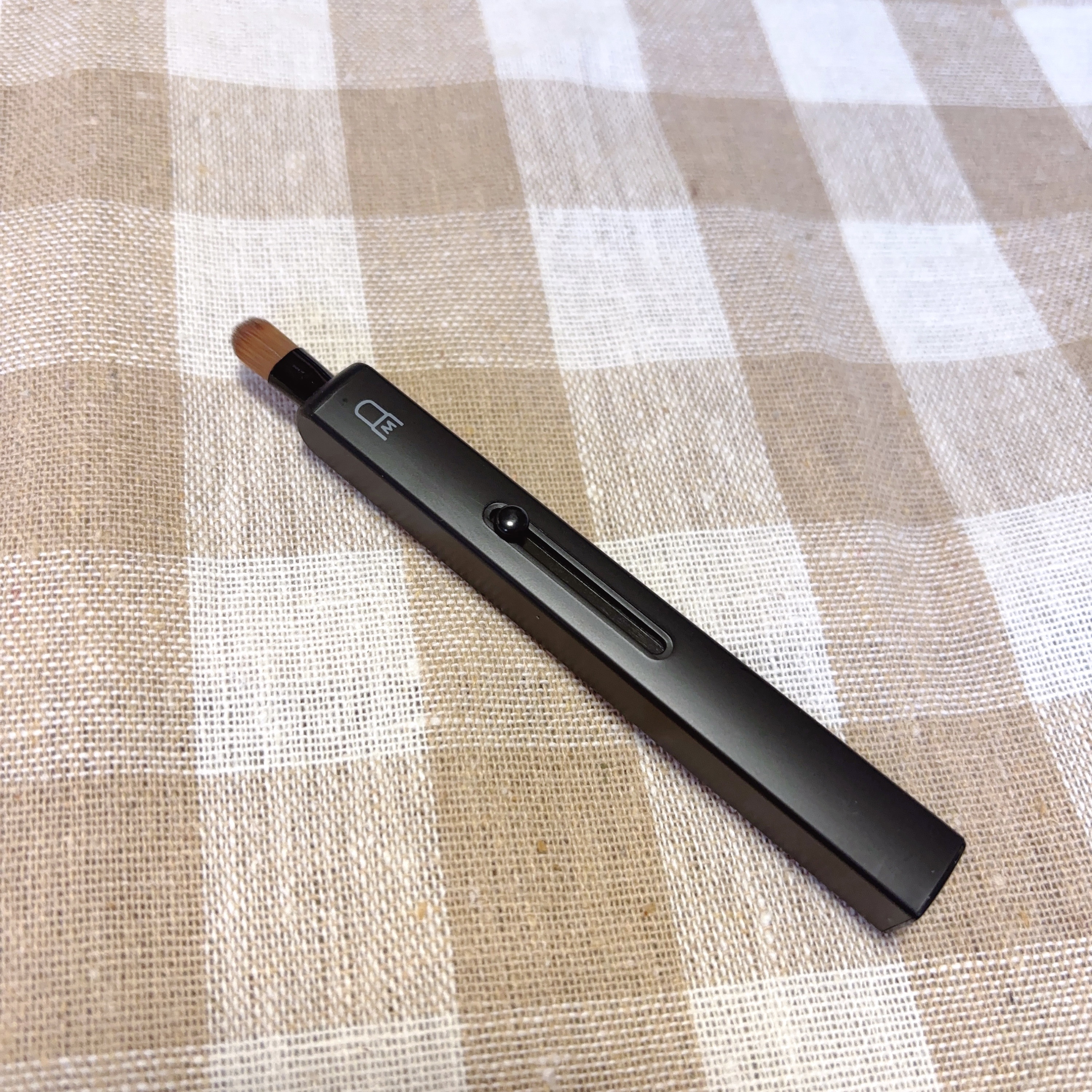 スライド式アイシャドウブラシ/セリア/メイクブラシを使ったクチコミ（2枚目）