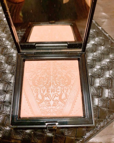 GIVENCHY
TEINT COUTURE  SHIMMER POWDER 
01  SHIMMER PINK  
購入場所→SEPHORA


今日からチョコチョコとハワイの免税やSEPHORAでの