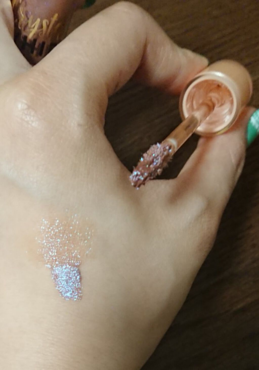 クリスタルホイップス ロングウェアリング シマ—リング アイシャドウ クラブ キッド/Too Faced/リキッドアイシャドウを使ったクチコミ（3枚目）