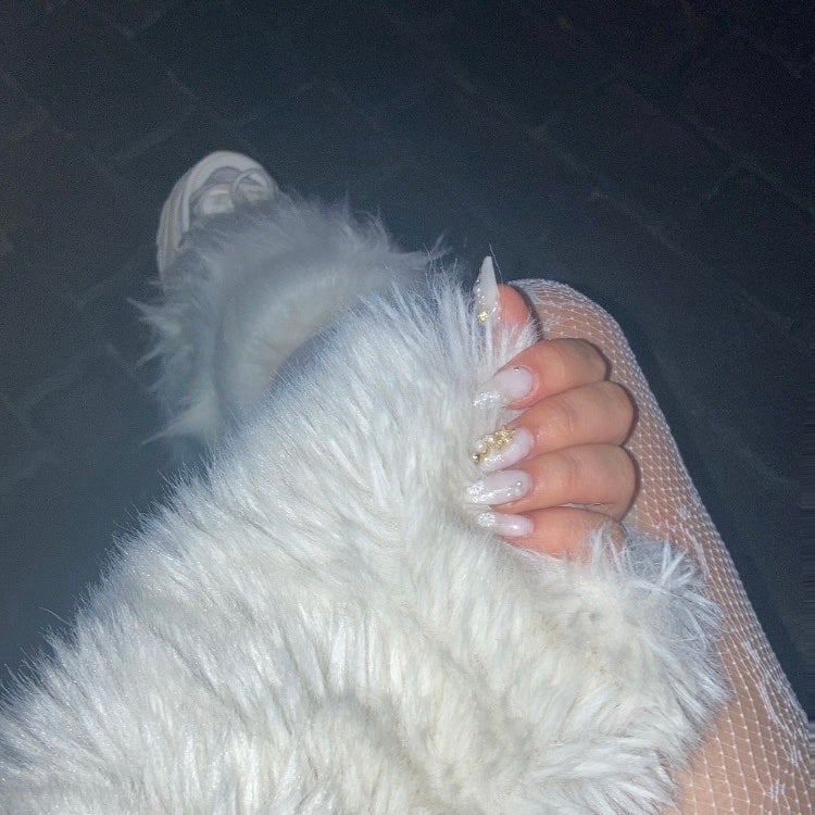 おんなのこ on LIPS 「今月のセルフネイル✨クリスマスがあるので白を基調としたキラキラ..」(1枚目)