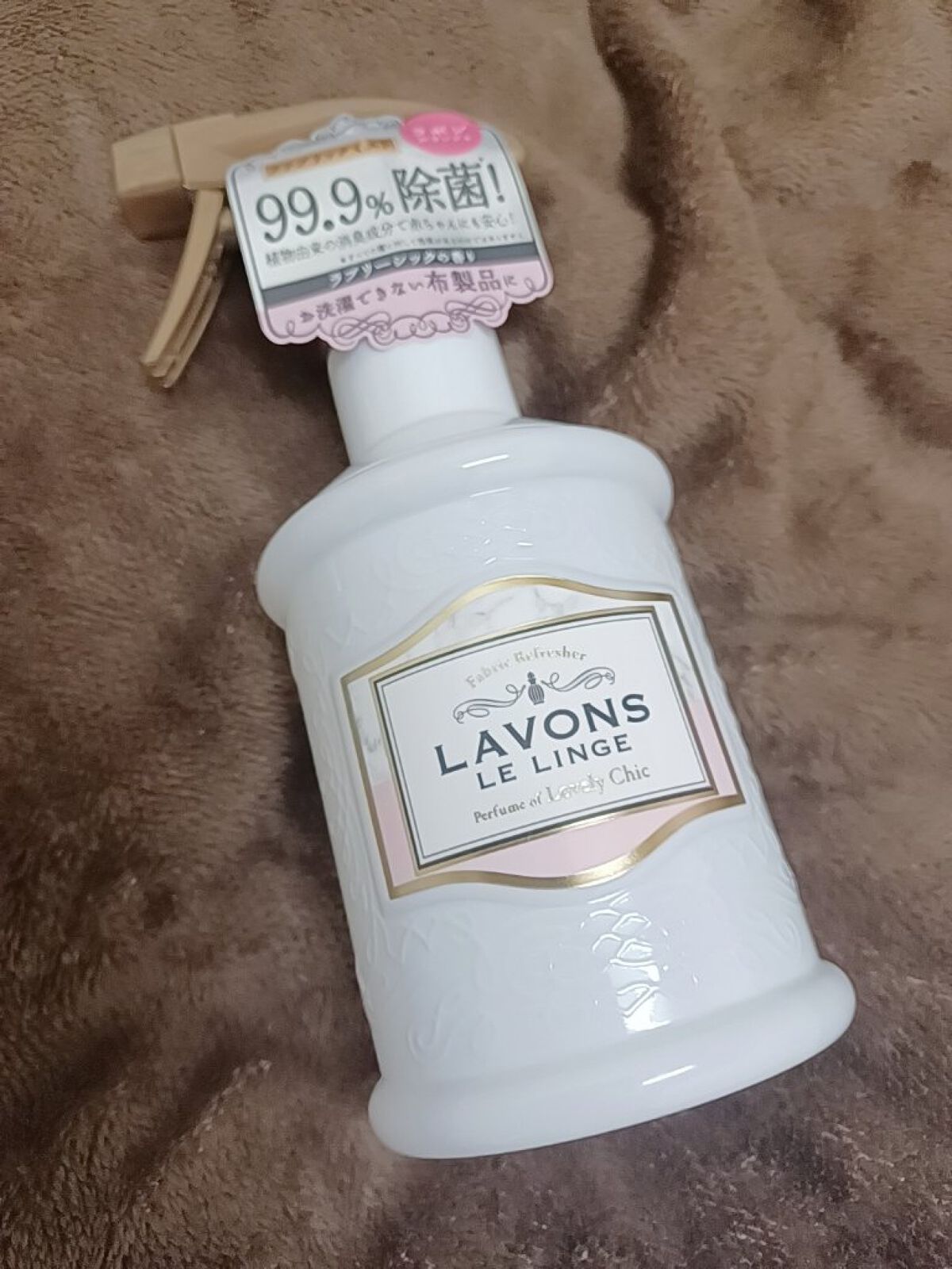 ラボン ファブリックミスト ラブリーシックの香り 370ml

消臭スプレーです！
あまり洗わない服に使うのはもちろん、ベッドやお部屋全体にも使えます！幅広い◎

「華やかでラブリーな気分に包まれる」とあったので、甘い香りを想像してたんです