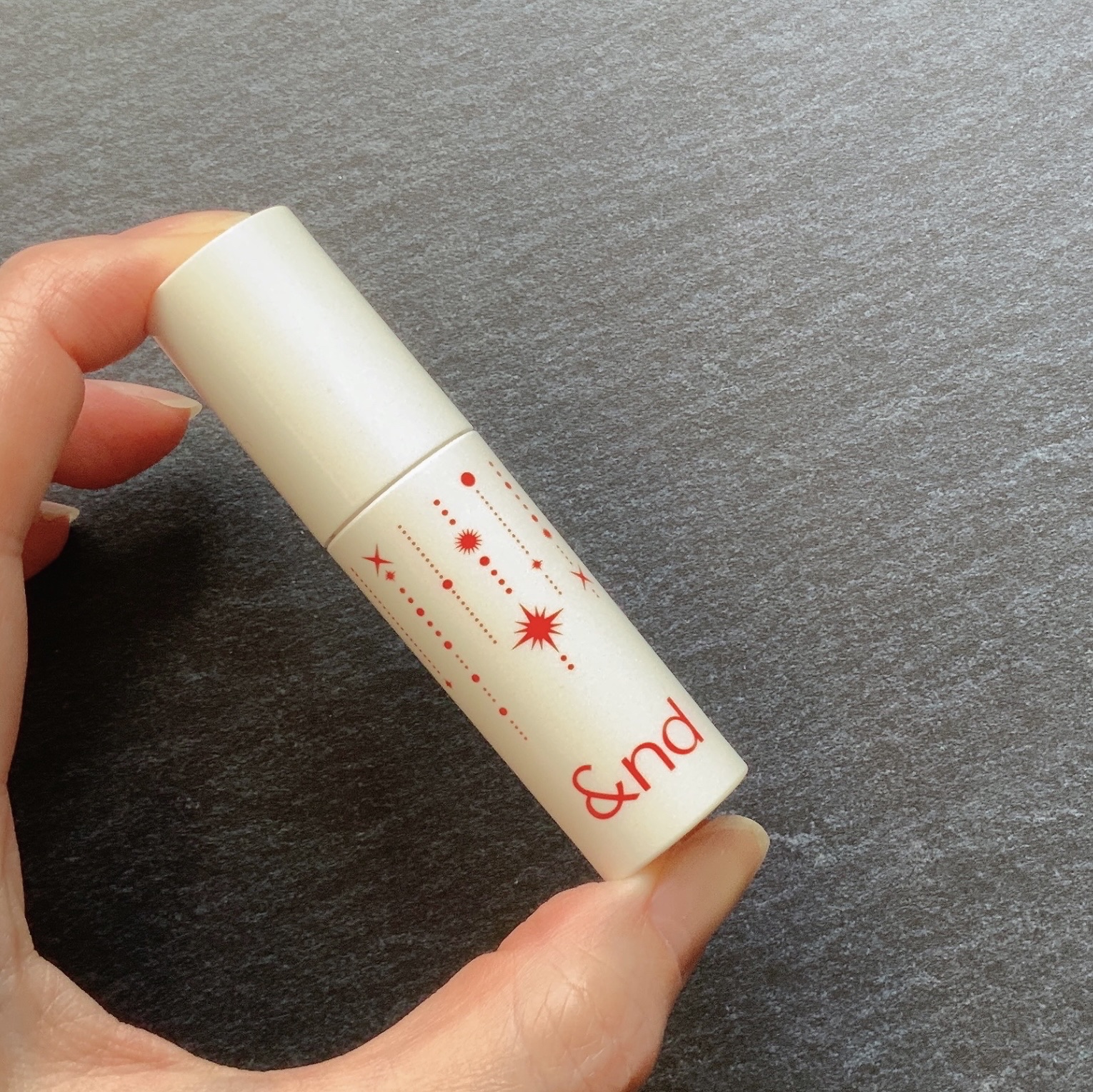 アンドバイロムアンド　グラッシーボムティント HL01 RED FLAKE/&nd by rom&nd/リップティントを使ったクチコミ（2枚目）