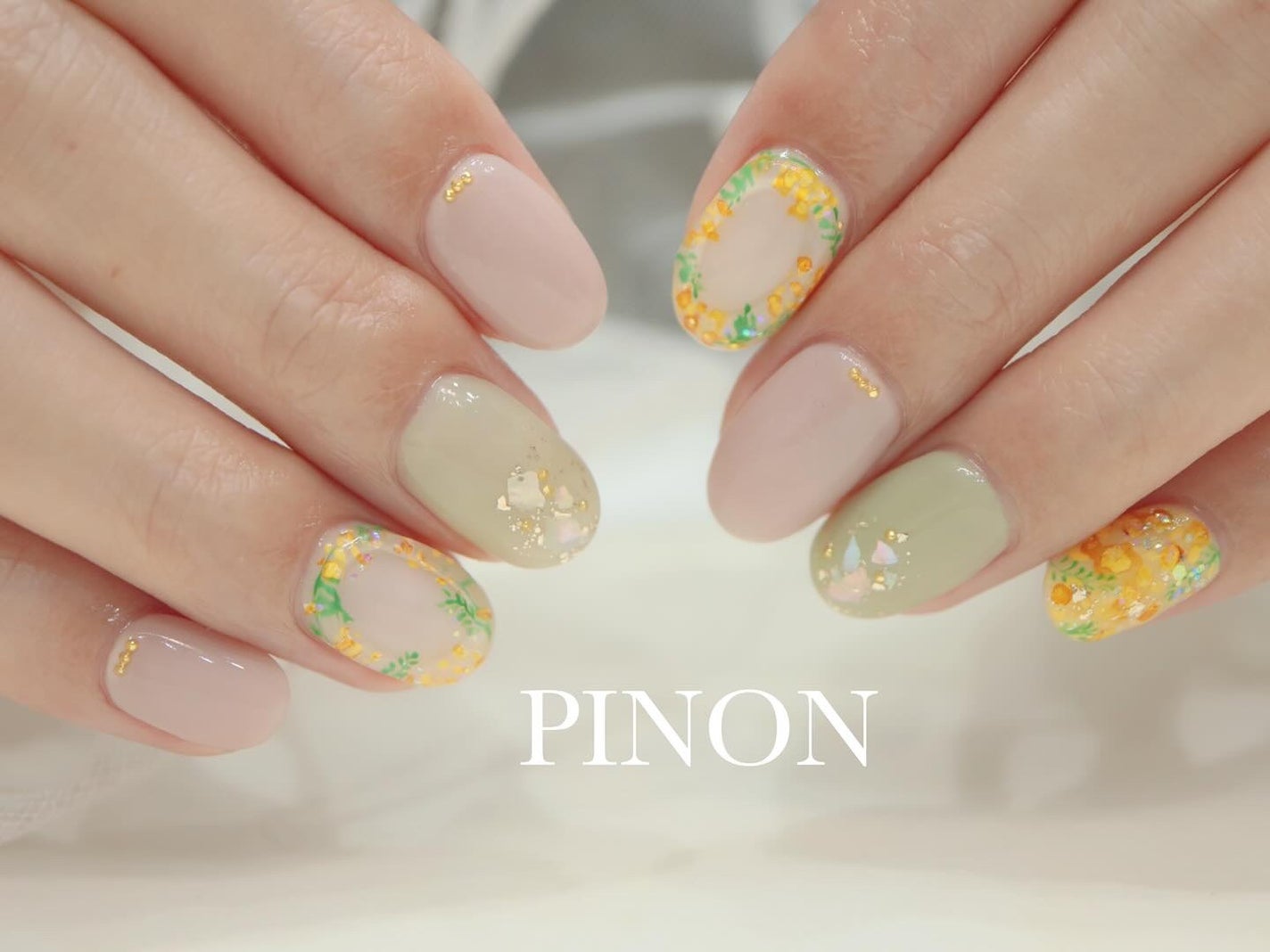 shino on LIPS 「ミモザネイルでおまかせを頂きました!ペットの猫さまが隠れており..」(2枚目)