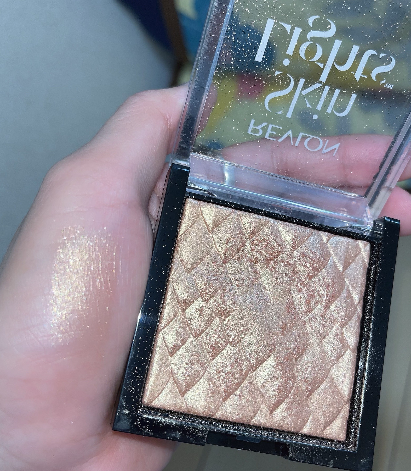 スキンライト プリズマティック ハイライター 201 デイブレイク グリマー/REVLON/プレストパウダーを使ったクチコミ（1枚目）