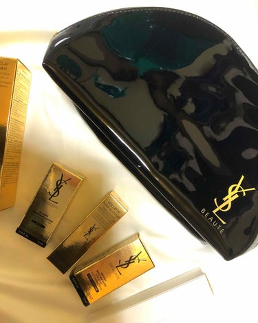 🎄Yves Saint Laurent セット🔕💄

YSLのポーチとコスメセットが届きました！

下地はきらっきらっで可愛いし、ヴォルプテプランプインカラーはパッケージだけでなく中身もリップの中央にハ