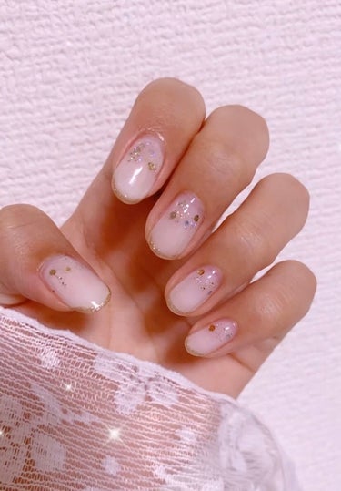 セルフジェルネイル💅🏻

セリアのMilky Whiteとクリアを混ぜたカラーをベースに塗り、セリアのゴールドとシルバーのグリッターをのせました！
それとダイソーのゴールドを使ってフレンチネイルにしまし