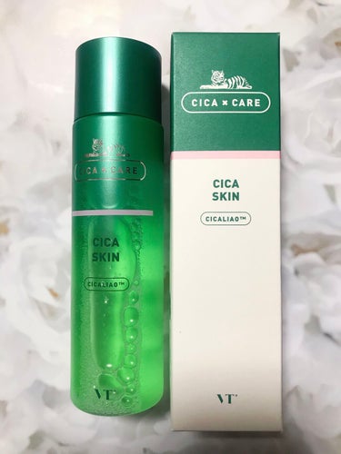 VT Cosmetics
CICA SKIN
200ml

韓国コスメブランドであるVTコスメティクスの、肌への水分供給と角質•皮脂のコントロールをしてくれる化粧水です。

特徴は緑色の液で、本当に若干