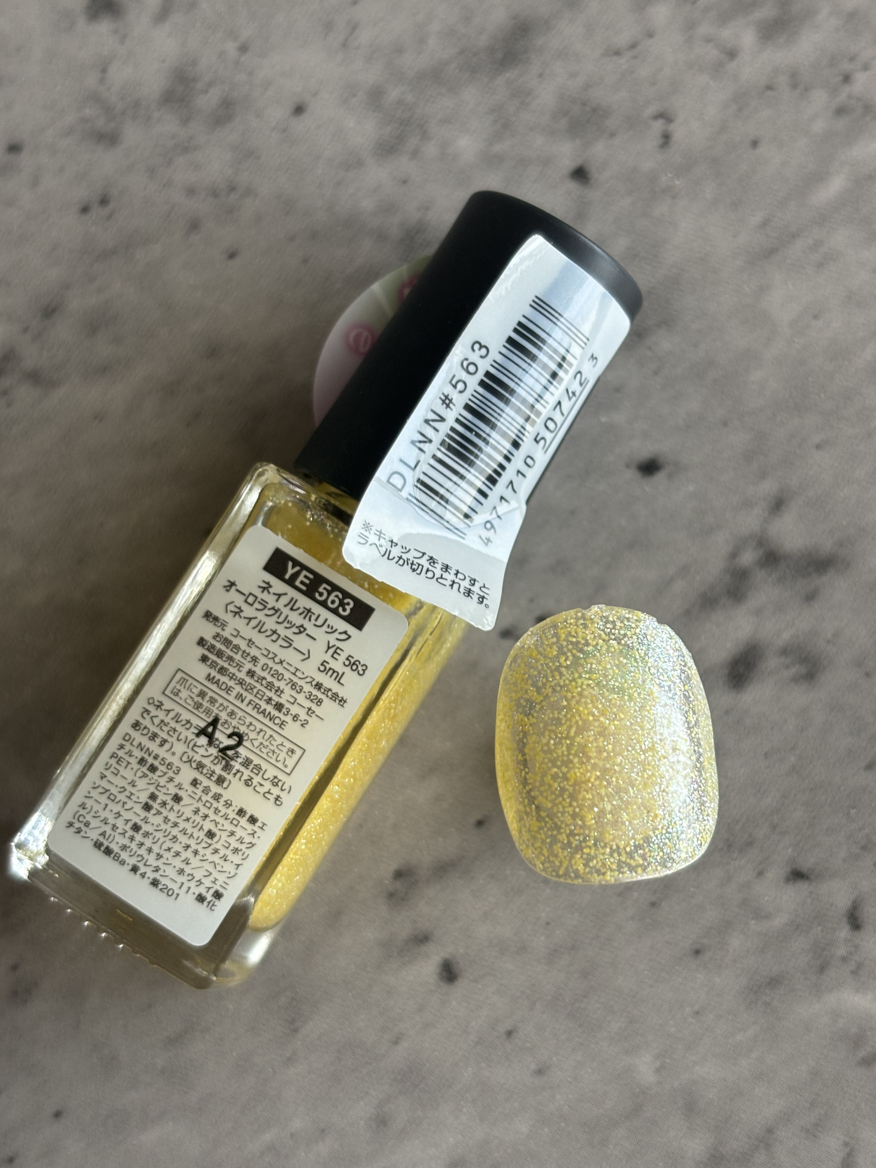 ネイルホリック Aurora Glitter YE563/ネイルホリック/マニキュアを使ったクチコミ（2枚目）