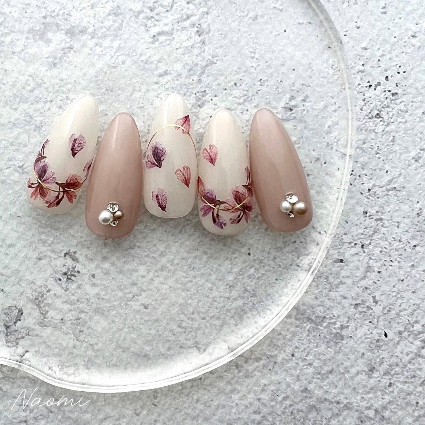 naomi on LIPS 「そろそろ桜の季節だなぁ🥳桜の花びらって❤︎みたい繊細で可愛い..」(1枚目)