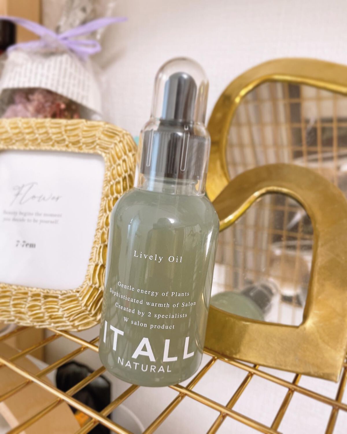 売れっ子ヘアメイクさんが推してた！
IT ALL のライブリーオイル
@itallnatural_official 

植物由来成分100%の無添加で髪にもお肌にも優しい。

天然アロマでとっても癒される香り❤︎
エステに行った気分💆🏼