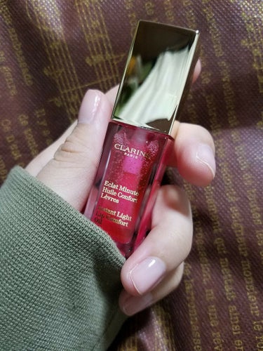 クラランスのコンフォートリップオイル💄
ずっと迷っていたのですがついに購入

買う前に色で迷っていろいろ調べ、ティント効果があるとの情報を得てキャンディーを購入してみました🍬

まず、
色味→★★★★★