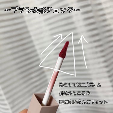 \唇に、鎧を身につける…💄/


今回は、
kiss リップアーマー 04 反撃モーヴ
を紹介します✨

「唇の表面を透明ジェル膜でコートする新処方」によって色が落ちにくい仕様になっています！
(kiss様公式HPより)


💄やり方💄(kiss様公式HPより)

①唇をキレイにふいてからリップアーマーを塗布

②定着するまで唇をこすり合わせずじっと待つ

③塗布後約5分間
ツヤがでてきたら、透明ジェル膜ができた合図

発色を濃くさせた場合、一度乾かしてから二度塗りするとキレイな仕上がりになるそうです！

使用後は、ティッシュ等でチップをふいてから容器に戻してください。


✼••┈┈••✼••┈┈••✼••┈┈••✼••┈┈••✼

💄ブラシは三角形になっており、、唇にフィットして使いやすいです！(写真2枚目)

💄04の反撃モーヴは青みが入ったピンク！
ブルベ向けの色合いなのではないかと思います！

ティッシュオフしても色がキレイに残っているのは、さすが「鎧」だなと感じました！
(写真3、4枚目)

💄実際、マスクをつけて一日過ごしてみたのですが、色落ちせずにマスクが白いまま！
マスクをつける機会が多い現在でも使いやすいと思います！(写真5枚目)


「反撃モーヴ」という名前に惹かれて購入したのですが、個人的には買ってよかったです！

気になっている方は是非✨の画像 その1