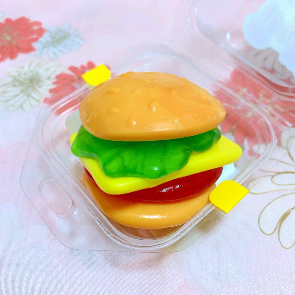 megulemon on LIPS 「会社での差し入れです✨ハンバーガーの形のグミです😋見た目は面白..」(2枚目)