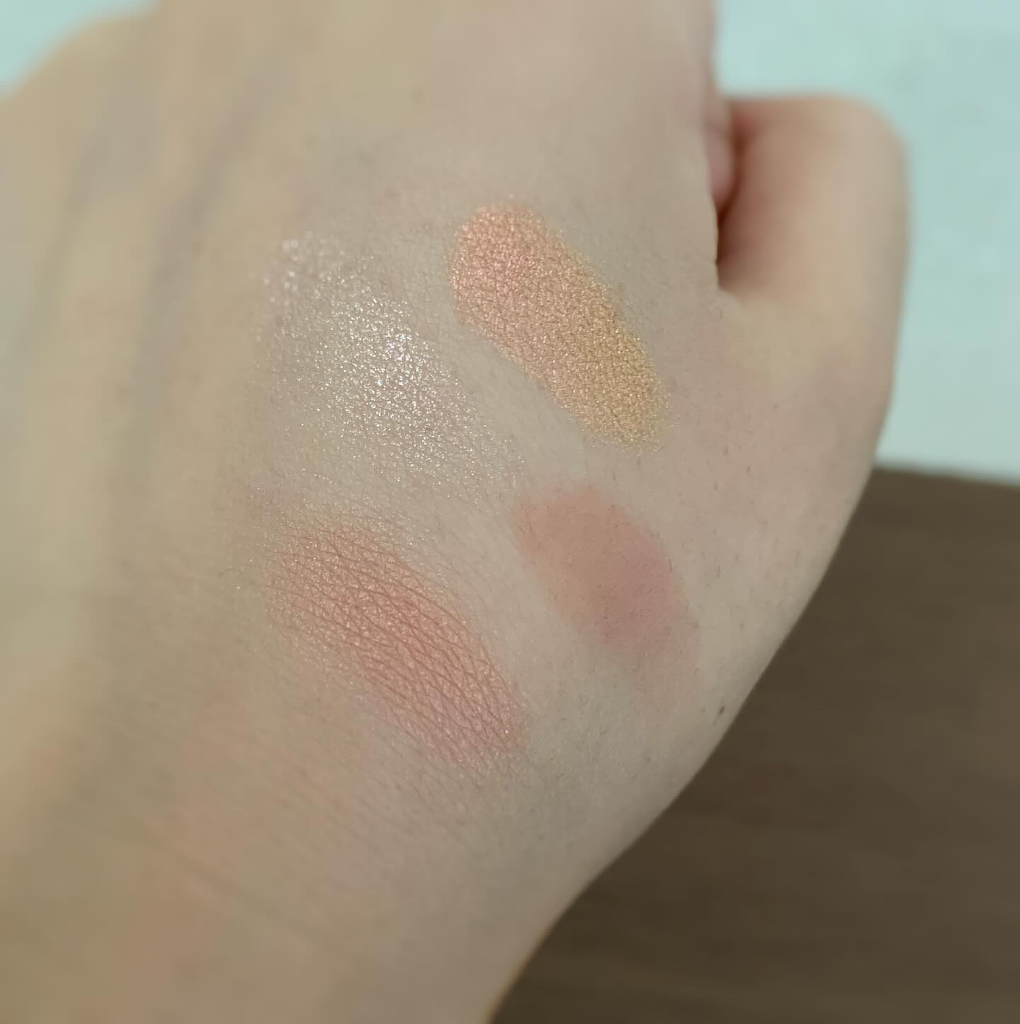 リュクス アイシャドウ クォード グロウ ウィズ ラブ コレクション ミルキー ウェイ リュクス アイシャドウ クォード/BOBBI BROWN/アイシャドウパレットを使ったクチコミ（3枚目）