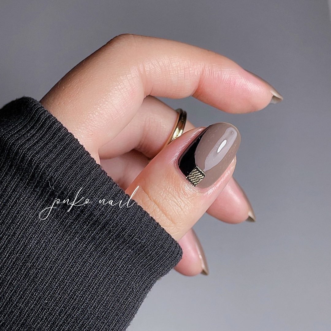 じょんこ┊︎マニキュアでセルフネイル on LIPS 「親指たち👍🏻ここ最近のお気に入りな親指たちネイルを写真に..」(5枚目)