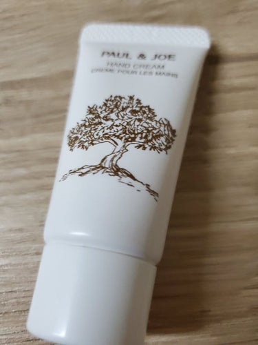 PAUL & JOE BEAUTE ハンド クリームのクチコミ「こちらアドベントカレンダーに入っていた
ミニサイズなので持ち歩きに丁度いいですが
香りが好き嫌.....」（1枚目）