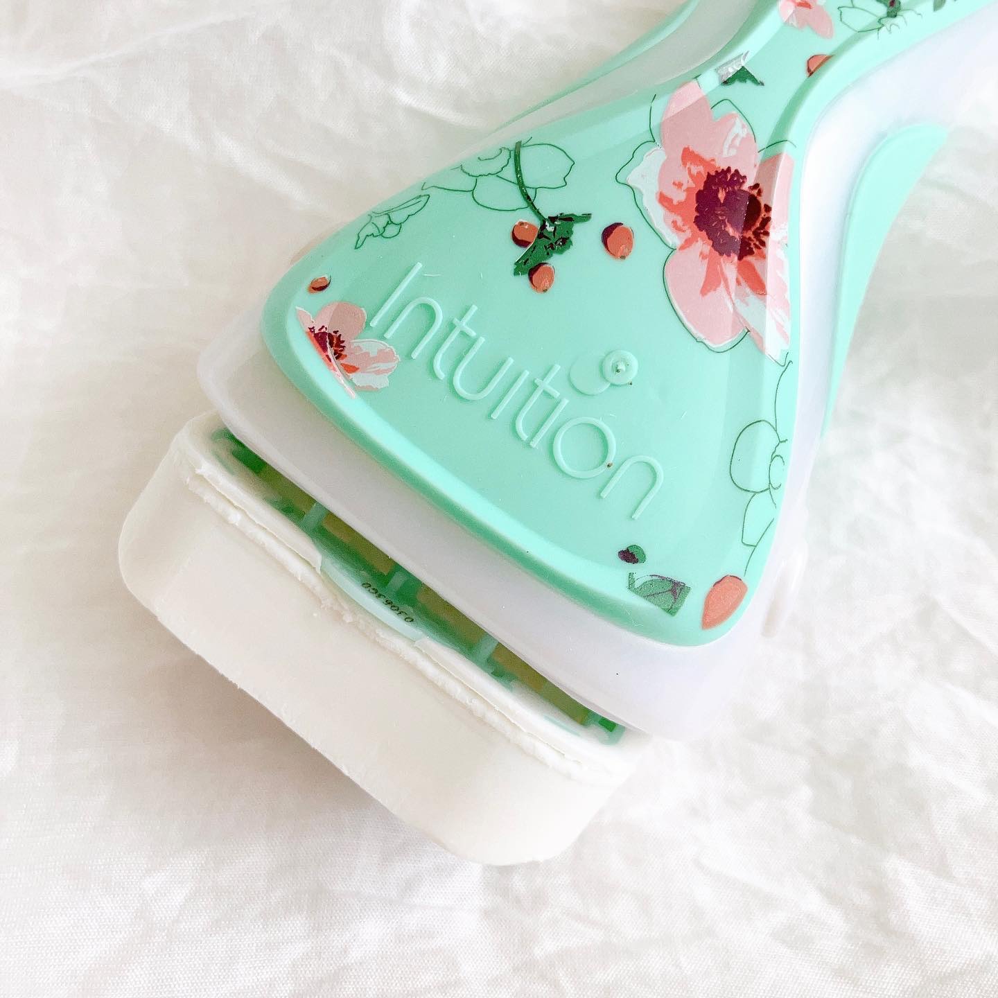 イントゥイション 敏感肌用 ホルダー （刃付き）＋替刃１コ/イントゥイション/シェーバーを使ったクチコミ（2枚目）