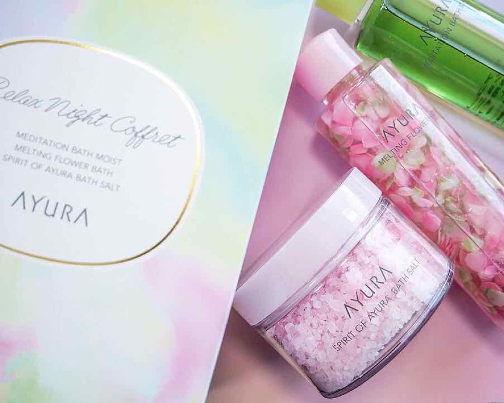 11月1日発売♡アユーラのクリスマスコフレ！🎄

5,500円✨

予約はもう始まってますよ〜！

このキットはバスセットになっています。
バスソルト、メディテーションバスモイスト、メルティングフラワーバスの三点セットです☝️

見た目が