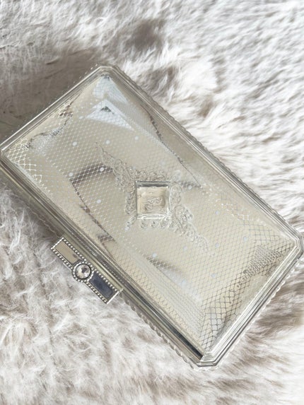 JILL STUART エアリーステイフローレス パウダーファンデーション キット�のクチコミ「ケースは多分前の廃盤になったファンデのやつ
色味といい塗り心地も最高!
ジルはスポンジもいい感.....」(1枚目)