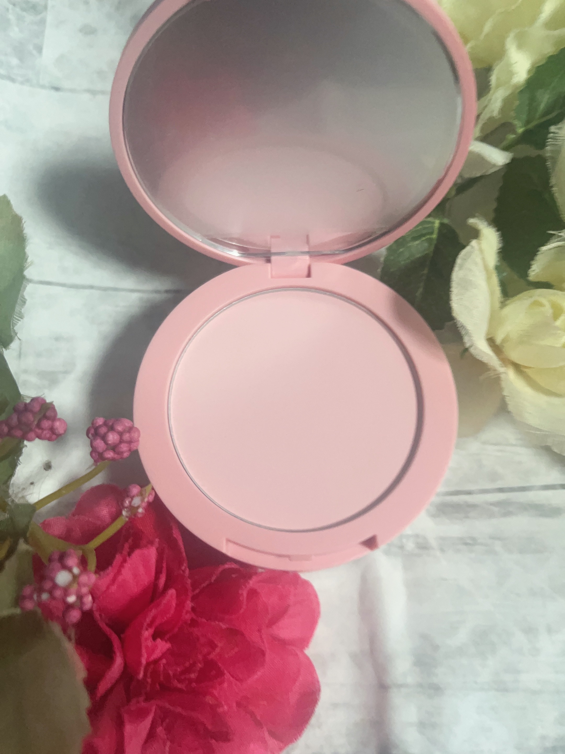 SHEGLAM インスタ レディフェイス＆アンダーアイセッティングパウダーデュオのクチコミ「
✼••┈┈┈┈••✼••┈┈┈┈••✼
SHEGLAM フェイス＆アイセッティング
パウダー.....」（2枚目）