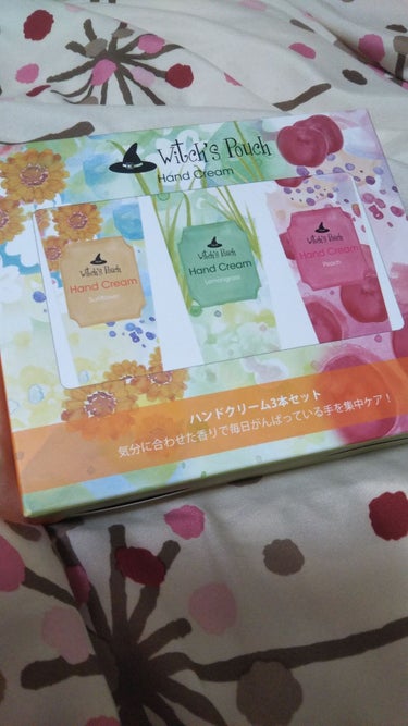 ウィッチズポーチのハンドクリーム3本セット

ハンドクリームが欲しくて、
比較的リーズナブルに
パッケージがかわいくて
いい匂いそうなのを探しておりました…。

そしたらひまわりの香りを見つけてしまって