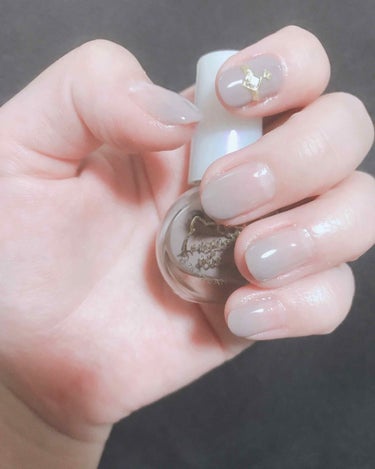 100円ネイルでセルフ💅
セルフでフレンチをやる時は、アルミホイルなどに、フレンチにしたい色と透明のトップコートを垂らして、薄い色を作って重ね塗りしていくと綺麗に出来ます♪
重ね塗りするときに、厚く塗り