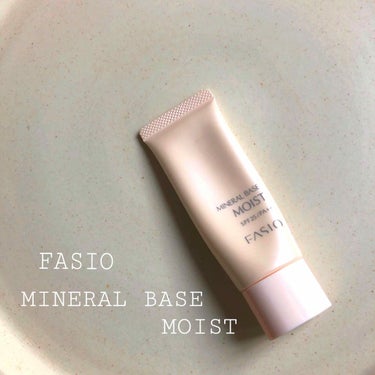 ᶠᴬˢᴵᴼ
ᴹᴵᴺᴱᴿᴬᴸ ᴮᴬˢᴱ
ᴹᴼᴵˢᵀ
.
.
SPF25/PA++
25g  ¥1200+tax
.
.
新しく出たものではありませんが
愛用している、おすすめしたい
化粧下地のひとつです𓍯
.
.
デパコスで気になるものがやまほどある中…
今は、プチプラにいいものがあれば…
.
.
ドラッグストアで、あらゆるものをテスターした結果に、断トツによかったものです🌷
.
.
一番に惹かれた理由が、ツヤ感‼︎‼︎
.
.

𓍲テクスチャー
名前にある通り、みずみずしさがあって、のびがすごくいい。かといって、みずっぽさはなく、何度か重ねても、厚塗り感はでない。スポンジで、ぽんぽんしながら、なじませていくと、ムラになりにくい。

𓍲色味
ピンクみのあるホワイトベージュのような色味

𓍲見た目
ギラギラとしたものではなく、若干のパール感を感じるので、ツヤが一気にでる。

𓍲トーンアップ
顔全体を、ワントーンあげてくれるから、白浮きしない。ぬってます感がでない。
.
.
これをはじめて使ったその日に…
「 肌きれいだねw 」と、えにかいたような出来事がおきました…言われました…
嘘のような、、ほんとの話です/驚
.
.
ここまで、ᴳᴼᴼᴰな点ばかりですが、しぃて言うなら…
.
.
ᴮᴬᵀ𖥾な点
うるおい重視な下地なので、カバー力に少しかけるかもしれません；
でも、コンシーラーなしでも全体的にきれいに見せてくれるので、薄ずきメイク好きな方にはおすすめ
.
.

プチプラでお探しの方がいましたら、ぜひ、チェックしてみて下さい⚐
.
.
#プチプラ 
#化粧下地 
#ファシオ 
#fasio 
#スウォッチ
#ツヤ感 の画像 その0