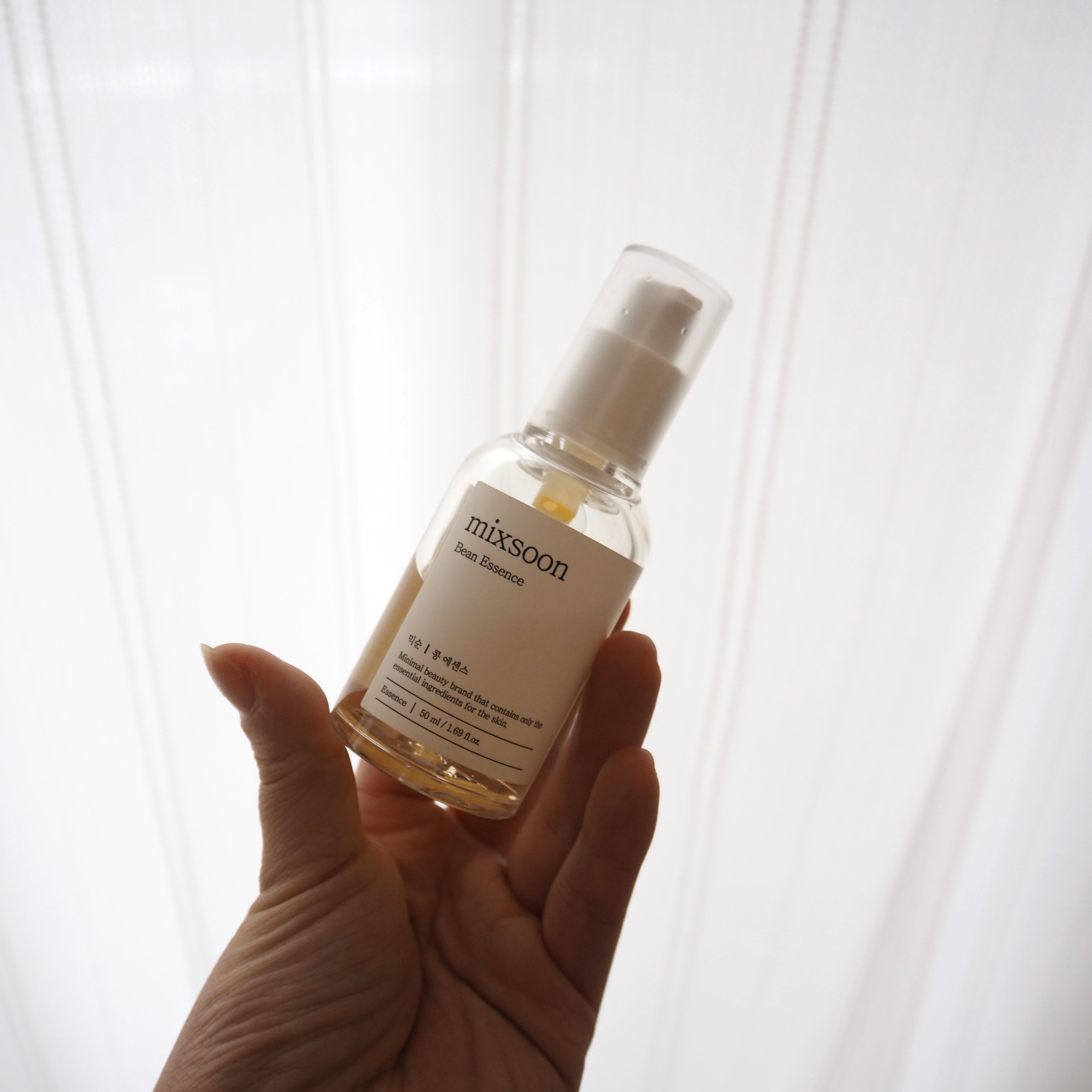 なんといってもこのエッセンスのテクスチャーには驚きます。

とろ～と、ねばっと。
Mixsoon 大豆エッセンスは、Mixsoon だけの発酵技術で作られた美容液。

もちもちっとしたテクスチャーなのに、お肌になじませると
スーッと馴染んで