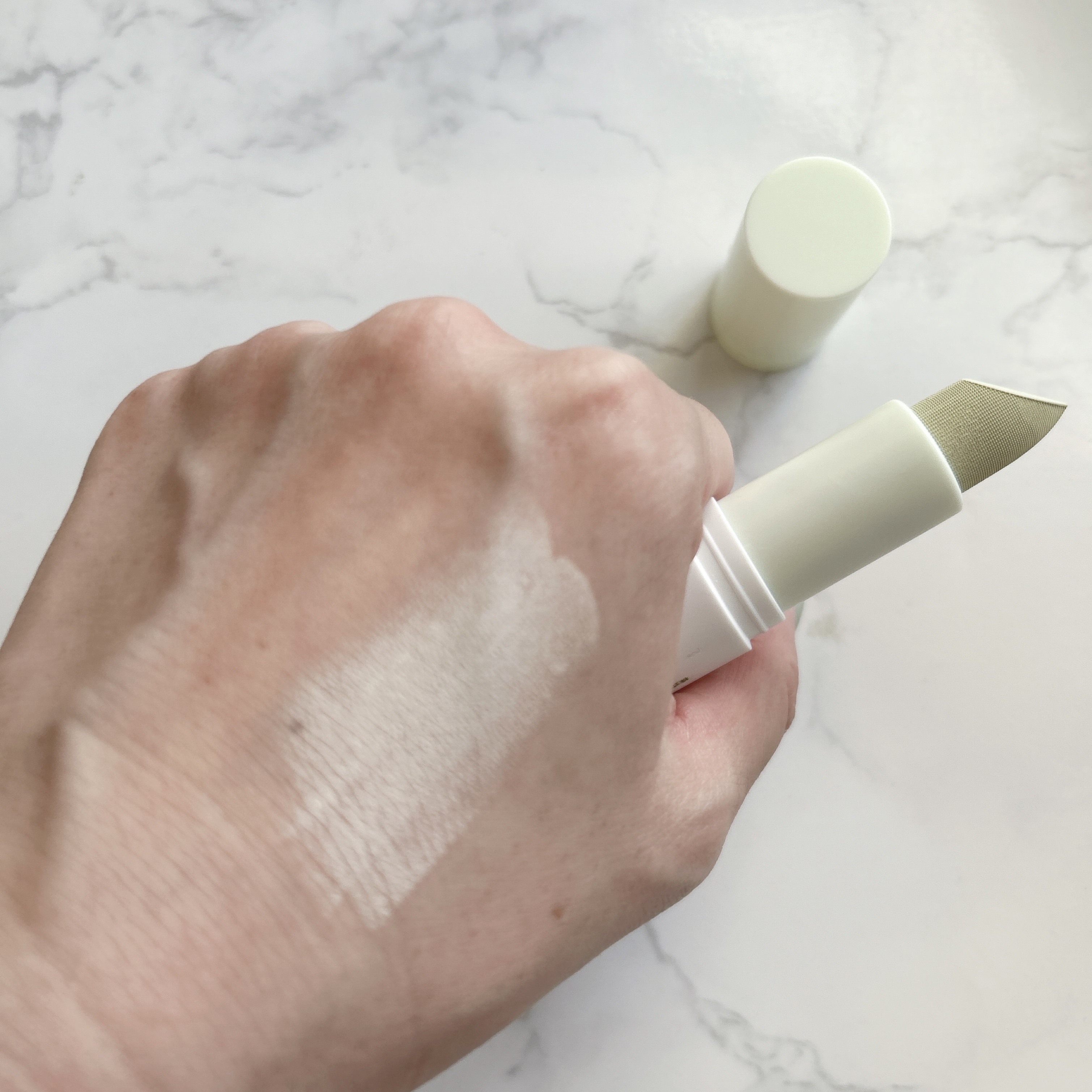 アイムマルチスティックデュアルコレクター 002 マーブルベージュ×ライトグリーン/i’m meme/スティックコンシーラーを使ったクチコミ（3枚目）