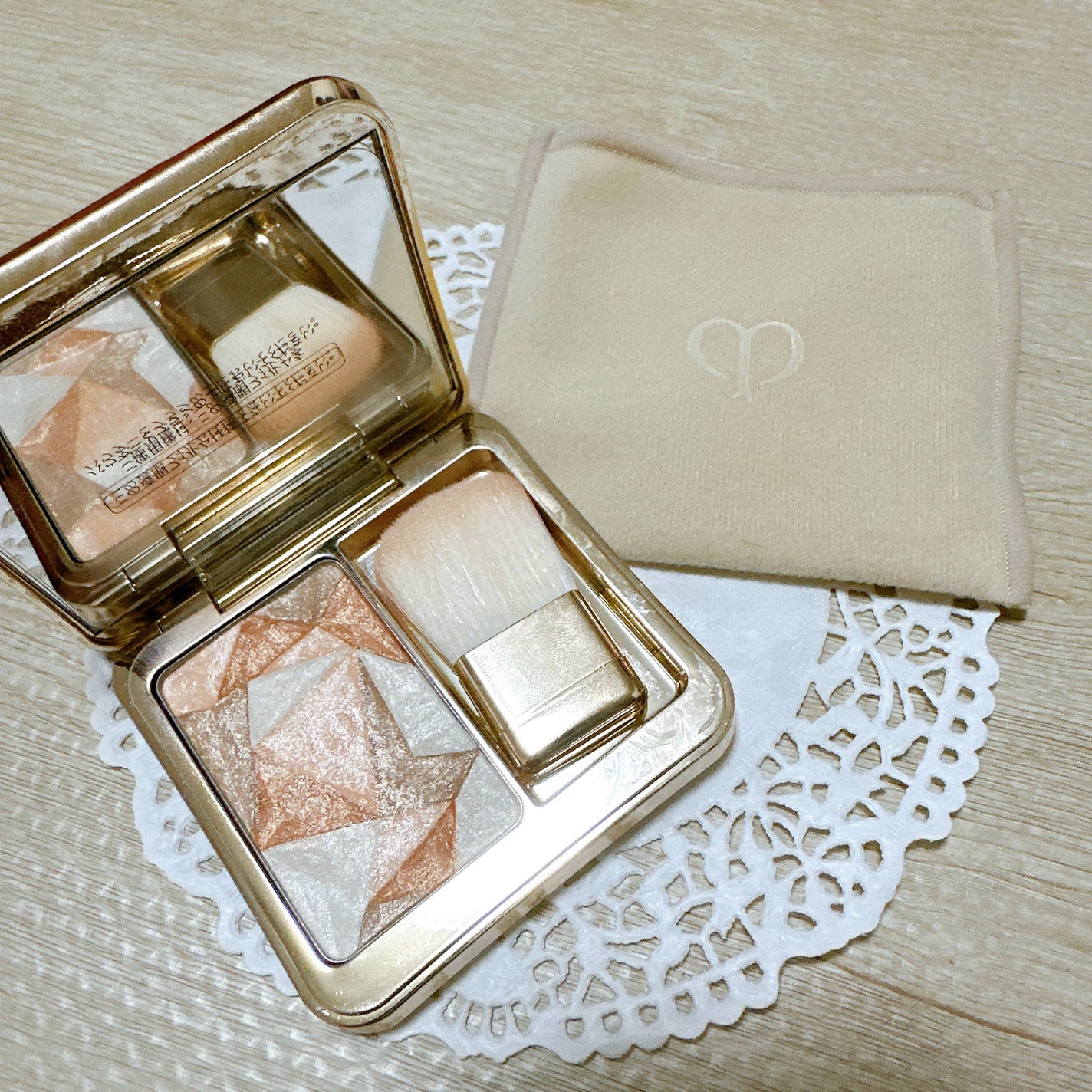 ル・レオスールデクラ /クレ・ド・ポー ボーテ/パウダーハイライトを使ったクチコミ(4枚目)