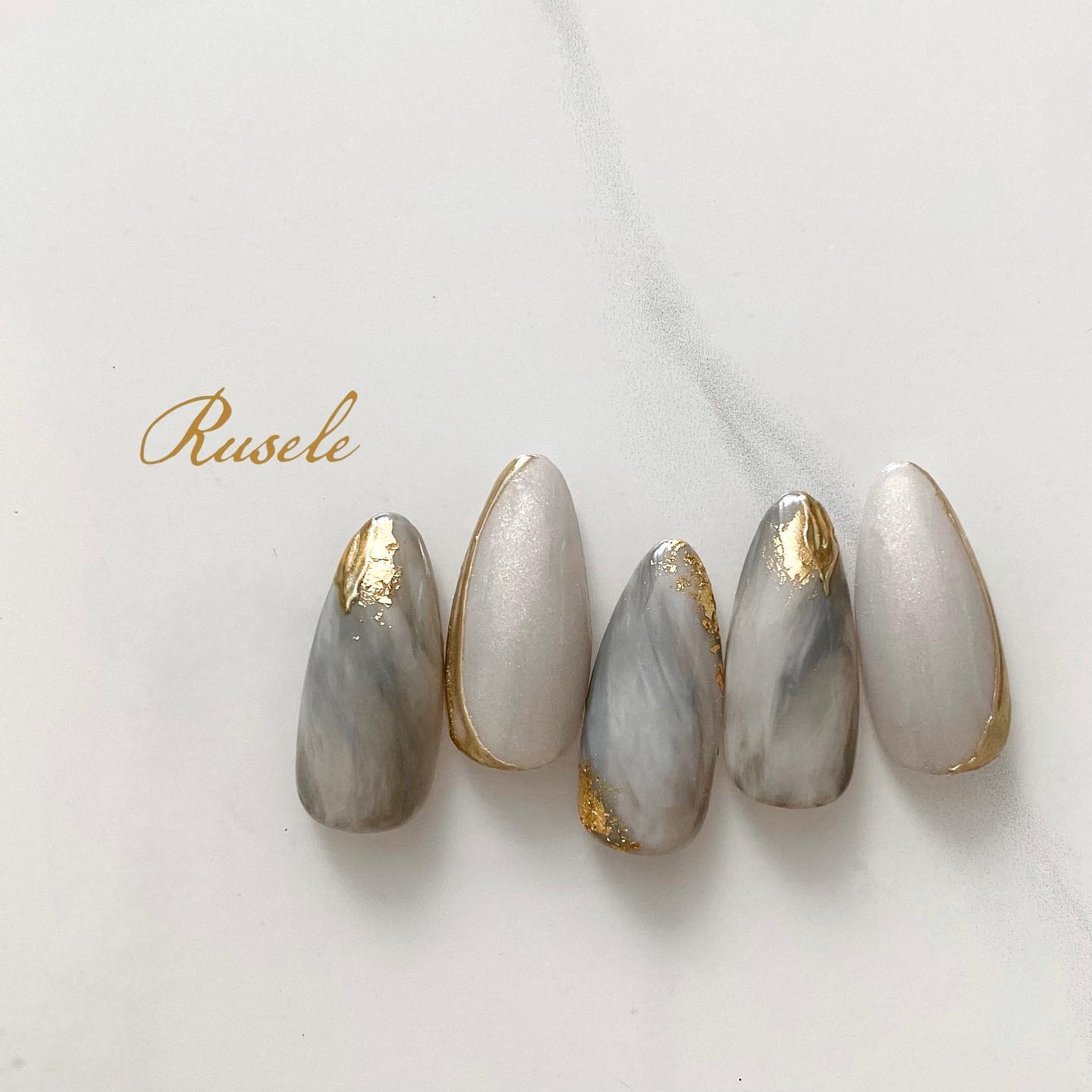 #箔ネイル,#金箔ネイル,#ニュアンスネイル,#トレンドネイル,#グリッターネイル,#ラメネイル,#冬ネイル,#ミラーネイル,#女子ネイル,#上品ネイルのネイルデザイン