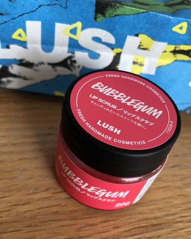 
【 LUSH リップスクラブ バブルガムフレーバー 】

＊ LUSHのリップスクラブです！簡単に使い方を書いておきます◎

❶ 唇を濡らす💋
❷ リップスクラブを適量(諸説ありました笑)取って唇にの