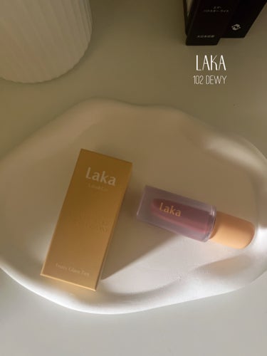 𝐋𝐀𝐊𝐀 
フルーティーグラムティント
102 Dewy
@laka.official 

お初LAKAでございます。
なんでもっと早く買わなかったんだろうか。。。
みんなが良いって言うのも納得です♡
というか良い所しかみつからないんですけどっっ😡⁈⁈！どうなってんの⁈⁈←
驚異の色持ちなのに乾燥しないし、ツヤ感も素晴らしいです！！
コロンとしてて可愛い。

とりあえず人気色の102デューイを購入してみましたが収集癖のある私はウズウズ。
どれも可愛い色ばっかり♡
Qoo10メガ割りで買っちゃおっと。
・
・
・
・
・
・
#laka#ラカ#フルーティーグラムティント#ドューイ#リップ#韓国コスメ#プチプラリップ#ティントリップ#韓国コスメ購入品#コスメレビュー#コスメレポ#コスメ好きな人と繋がりたい#美容好きな人と繋がりたい #Qoo10メガ割  #爆盛れリップ の画像 その0