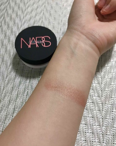 NARS イルミネーティングルースパウダーのクチコミ「Narsから新しく出たオーガズムコレクションのルースパウダーが素晴らしすぎるのでご紹介します。.....」（2枚目）