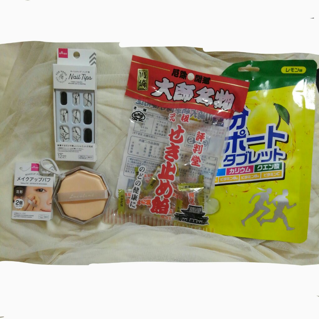 メイクアップパフ（花形、２個、専用ケース付）/DAISO/パフ・スポンジを使ったクチコミ（1枚目）