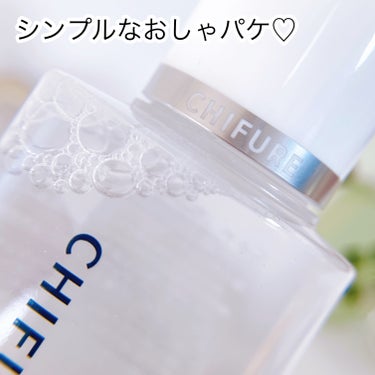 テカリ、毛穴つまりが気になってる人これつかてみて。

----------♡----------

ちふれ
ふき取り化粧水
150ｍｌ　６０５円税込

----------♡----------

最近寒くて洗顔さぼり勝ちな私が、朝の洗顔の代わりに使っているふきとり化粧水 がプチプラで安いのにめっちゃよかったので紹介🌿

<商品特徴>
保湿成分トレハロース配合で、乾燥肌の私にも優しい😊

<使用感>
油分や汚れをすっきり落としてくれて、肌がしっとりするのが好き💕
クレンジングやマッサージ後の余分な油分を溶かしながら落としてくれる優れもの👏 
お化粧をしていないときも、皮脂や汚れを落としてくれるから、朝の洗顔の代わりにも使えるの🌞 
洗顔やクレンジングだけでは落としきれない汚れをコットンでふきとってくれるから、肌がすっきりする✨
保湿成分トレハロースで、肌をみずみずしく保ってくれるよ😊

エタノールが入ってるから乾燥しやすいのでしっかり後のスキンケアで保湿してね♡
詰め替えもあるからリピしやすいよ♪

┈┈┈┈┈┈┈┈┈┈

#ちふれ 
#ふきとり化粧水
#ちふれふきとり化粧水
#朝の洗顔代わり
#トレハロース保湿
#毛穴の汚れスッキリ
#ドラストスキンケア
#プチプラスキンケア
の画像 その1