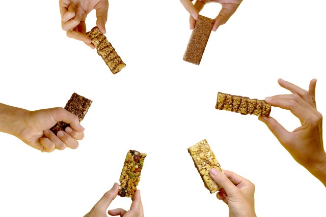 プロテインを持っている複数の手