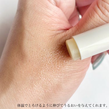 ❏ メンソレータム
❏ プレミアムメルティクリームリップ
❏ 花咲く蜂蜜の香り
❏ SPF26 / PA+++
❏ 2.4g
‾‾‾‾‾‾‾‾‾‾‾‾‾‾‾‾‾‾‾‾‾‾‾‾‾‾‾‾‾‾‾‾‾‾‾‾‾‾‾

☑︎ リッチワセリン処方
… メルティクリームリップシリーズの中でもワセリン(うるおい成分)の配合量が多くなっています。ラップのように密着してうるおいを持続させてくれます。

☑︎ モイストバンク技術採用
… 唇や空気中の水分と反応して潤いを抱え込みクリームへと変わるので、クリームのようにとろけてうるおいで満たしてくれます。

☑︎ マルチセラミド配合
… セラミド2、セラミド3、セラミド6Ⅱ(うるおい成分)

☑︎ UVカット
… SPF26 / PA+++

‾‾‾‾‾‾‾‾‾‾‾‾‾‾‾‾‾‾‾‾‾‾‾‾‾‾‾‾‾‾‾‾‾‾‾‾‾‾‾

プレミアムメルティークリームリップを使用しました。
色はなく透明のリップクリームです。

香りは花咲く蜂蜜の香りで塗るとふわんとハチミツの甘い香りがします。個人的にはあまり甘すぎず優しく香るイメージでとくに気になりませんでした。
塗布後もしばらく香りが残るので香りに敏感な方は気になってしまうかも知れません。
(無香料タイプもあります。)

繰り出しても元に戻せるタイプですが、やわらかい質感のリップクリームなので出しすぎると折れたりくずれたりすることがあるので注意です⚠︎

人肌でとろけ、とてもなめらかな塗り心地。
むちっとした質感でうるおい膜が唇全体をコーティングしてくれるような仕上がりになります。
なめらかだけれど軽すぎない使用感が自分好みでした。
UVカット効果があるので日中用として使用しています。

1度塗ると長時間保湿感が続くので塗り直し出来ない時にもオススメです。
メルティクリームリップシリーズの中でもかなり高保湿なので、1年中唇の乾燥が気になる私は今時期には欠かせないリップクリームになっています。


#メンソレータム
#メンソレータムリップ 
#プレミアムメルティリップ
#花咲く蜂蜜の香りの画像 その1