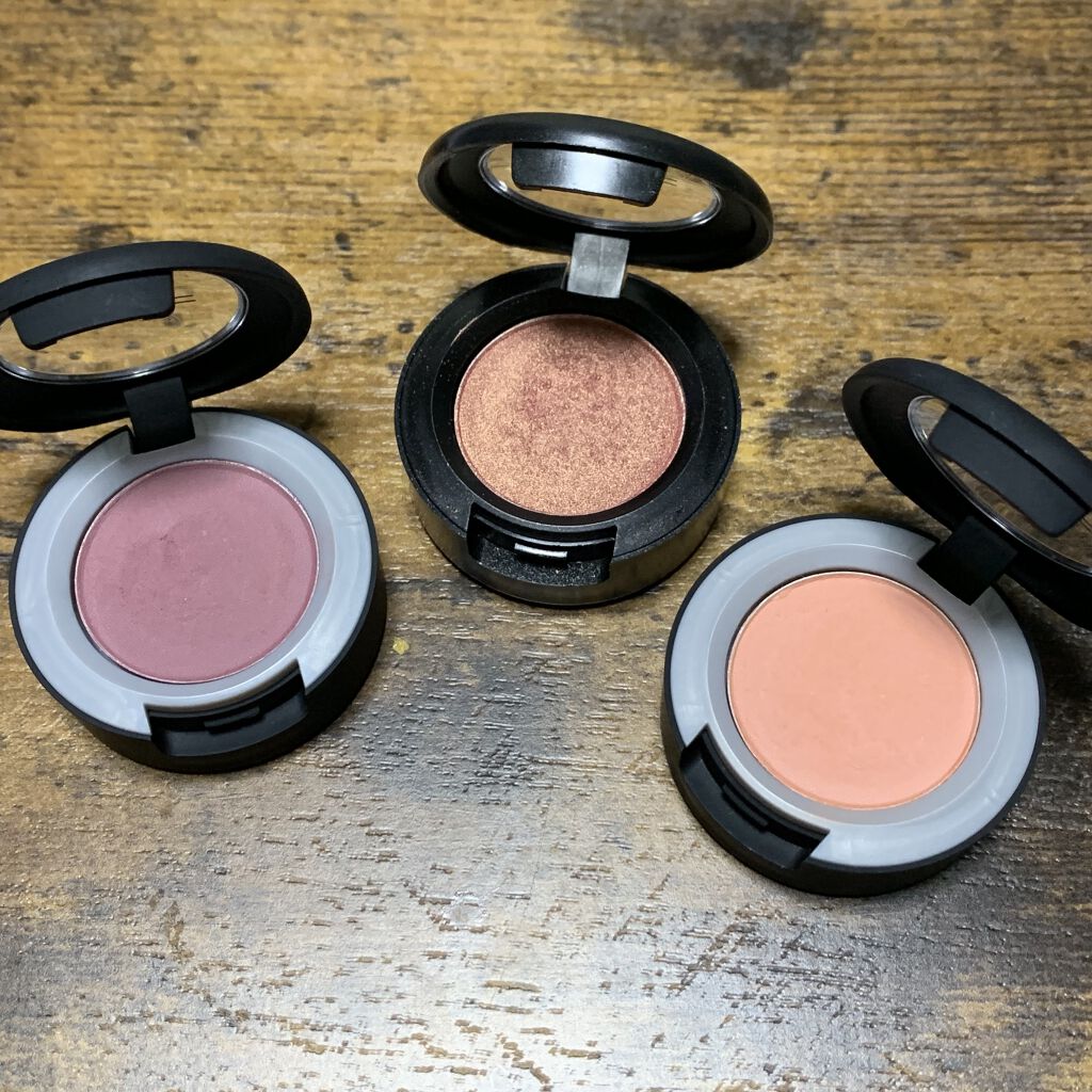 パウダー キス アイシャドウ ストライク ア ポーズ/M・A・C/単色アイシャドウを使ったクチコミ（2枚目）