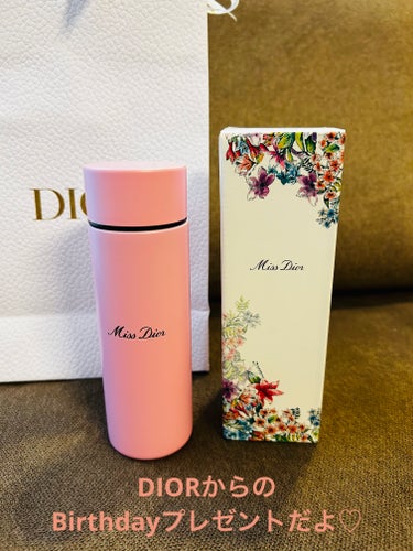 これは、Diorの今年のお誕生日プレゼント♡
可愛らしい水筒笑
去年は、確か、香水とミラー付きのキーホルダー
だったような🤔
ステージが上がるともらえるお誕生日特典。
ショップから案内が来ても
気付かな