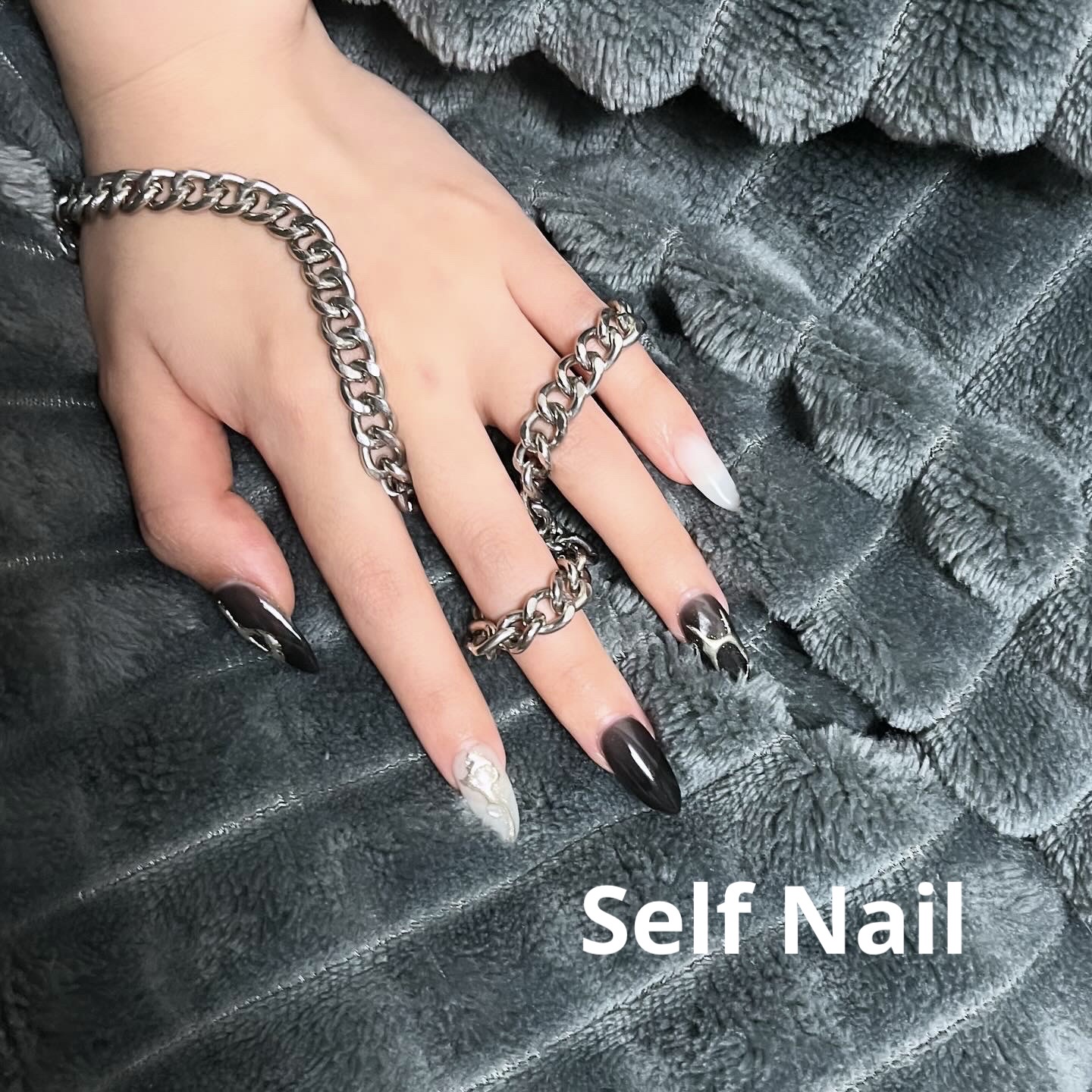 やり方は動画が出ているのでよかったらみてみてね🖤✨

#セルフネイル#セルフジェルネイル 