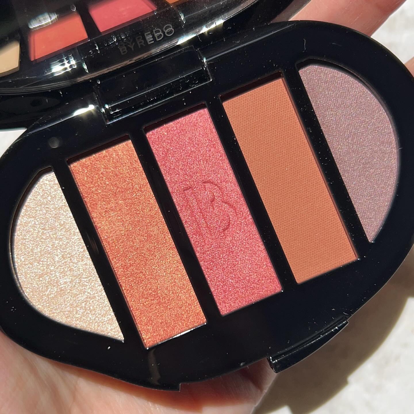 アイシャドウ 5カラーズ/BYREDO/アイシャドウパレットを使ったクチコミ（3枚目）