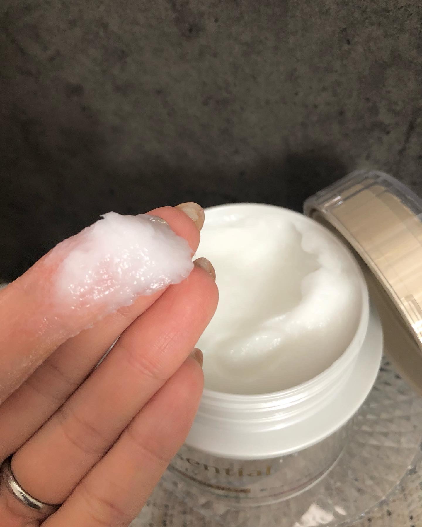 Essential THE BEAUTY 髪のキメ美容バリアヘアマスク/エッセンシャル/ヘアマスク・ヘアパックを使ったクチコミ（2枚目）