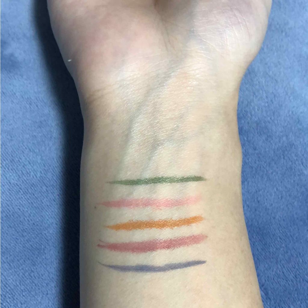 a on LIPS 「ヴィセリシェカラーインパクトリキッドライナーです!オレンジとカ..」(4枚目)